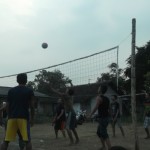 Sejarah dan Teknik Permainan Olahraga Bolavoli - Gambar pemuda sedang bermain olahraga bola voli