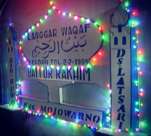 Musholla berhias lampu warna-warni di perayaan takbir Idul Fitri.
