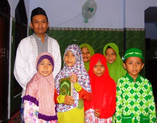 Kebersamaan Ustadz dan para santri di TPQ Al-Mujahiddin Guwo Latsari Mojowarno Jombang