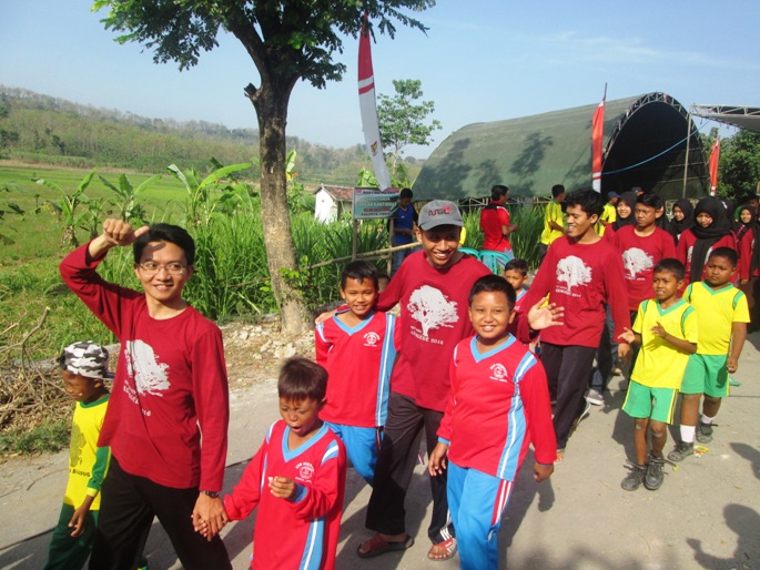 Jalan Sehat Mahasiswa KKNT UNHASY Bersama Warga Desa Asemgede Jombang