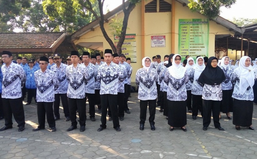 Khidmat Upacara Bendera Guru Memakai Seragam PGRI dan Korpri di Kecamatan Mojowarno Kabupaten Jombang