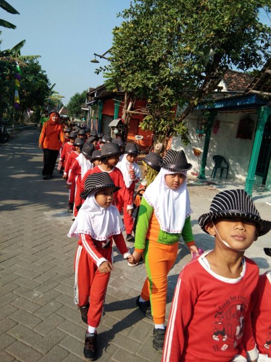 Olahraga Jalan Sehat Siswa Baru dalam kegiatan Pengenalan Lingkungan Sekolah dan MOS di SDN Latsari