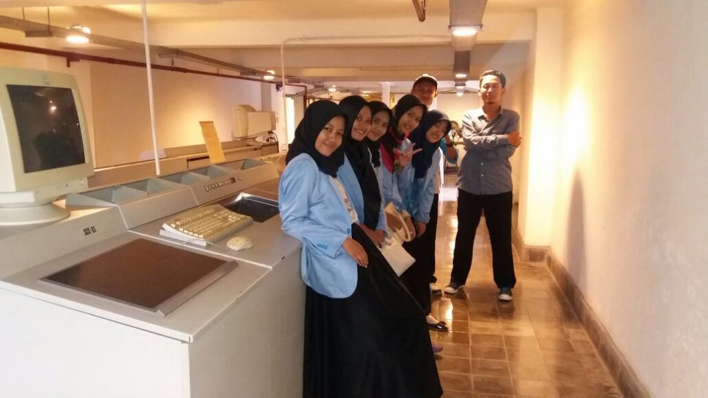 Jalan-jalan bareng teman ke destinasi wisata sejarah Museum Bank Indonesia di Surabaya