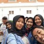 Selfie Rame-rame sambil traveling ke Museum Bank Indonesia di Surabaya