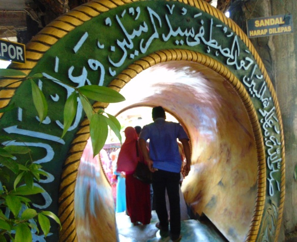 Seni Kaligrafi pada Pintu Masuk Obyek wisata unik Masjid Perut Bumi di Kota Tuban