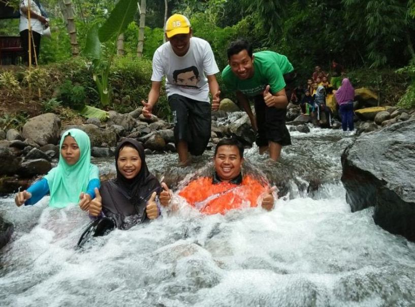 Liburan menyenangkan dan outbound kerjasama tim di tempat wisata alam Bukit Embag di Wonosalam Jombang
