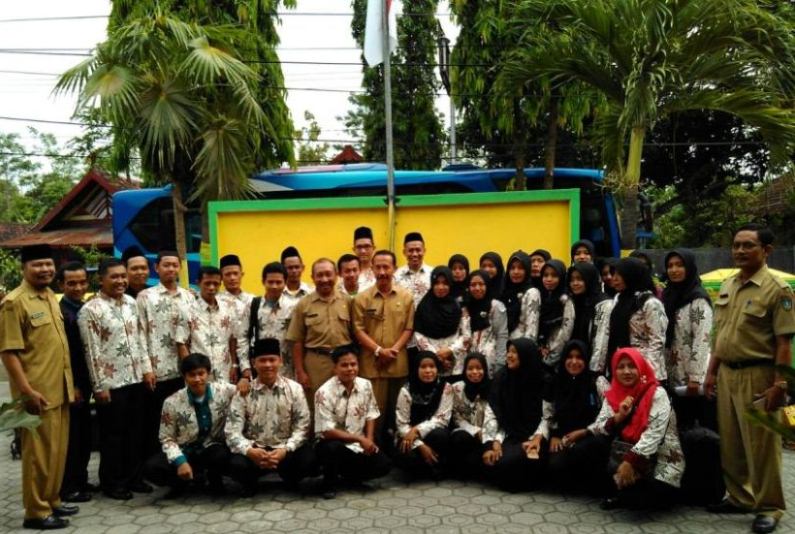 Foto Bersama Kepala UPTD Pendidikan Kecamatan Mojowarno dan Guru-guru Muatan Lokal Keagamaan Islam SD Kec Mojowarno