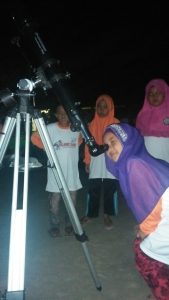 Kegiatan meneropong bintang di acara pesantren Ramadhan Kreatif