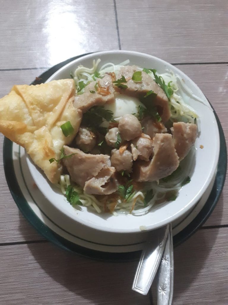 Kuliner Jombang bakso beranak dengan topping sayur