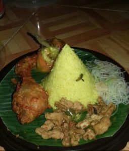 Kuliner khas Jawa nasi kuning dan ayam bumbu Bali