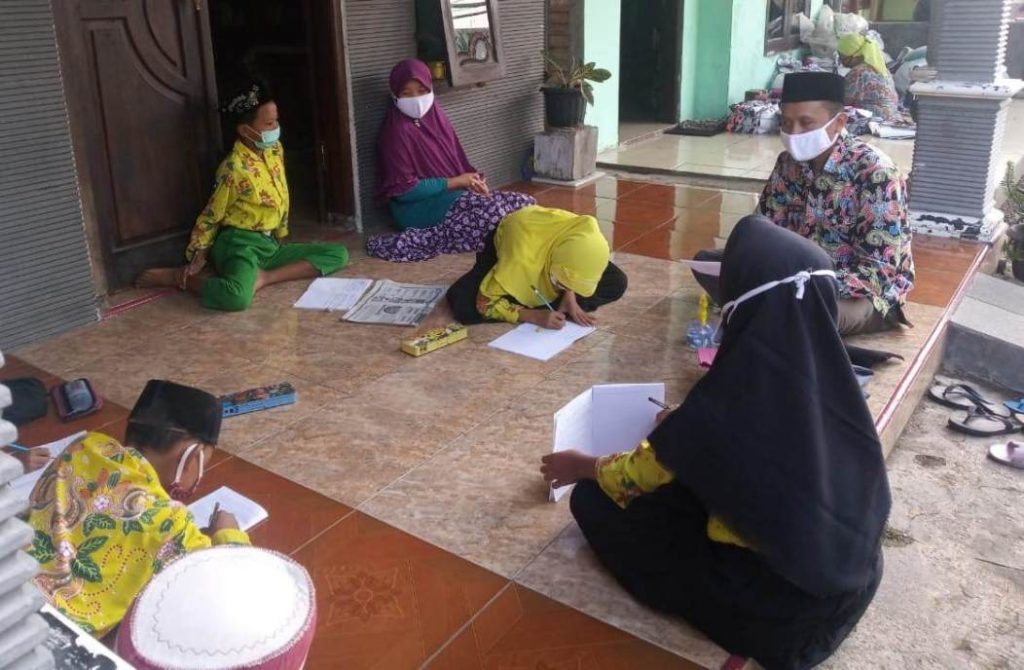 Kunjungan Guru ke Rumah Orang Tua Siswa dalam kegiatan Belajar Dari Rumah di Masa Pandemi di Kabupaten Jombang