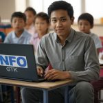 gambar seorang guru laki-laki muda di depan laptop dan dikelilingi murid-muridnya di dalam kelas