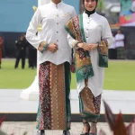Guk dan Yuk Jombang memakai baju khas jombang