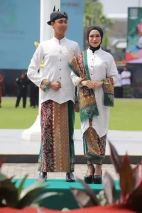 Guk dan Yuk Jombang memakai baju khas jombang