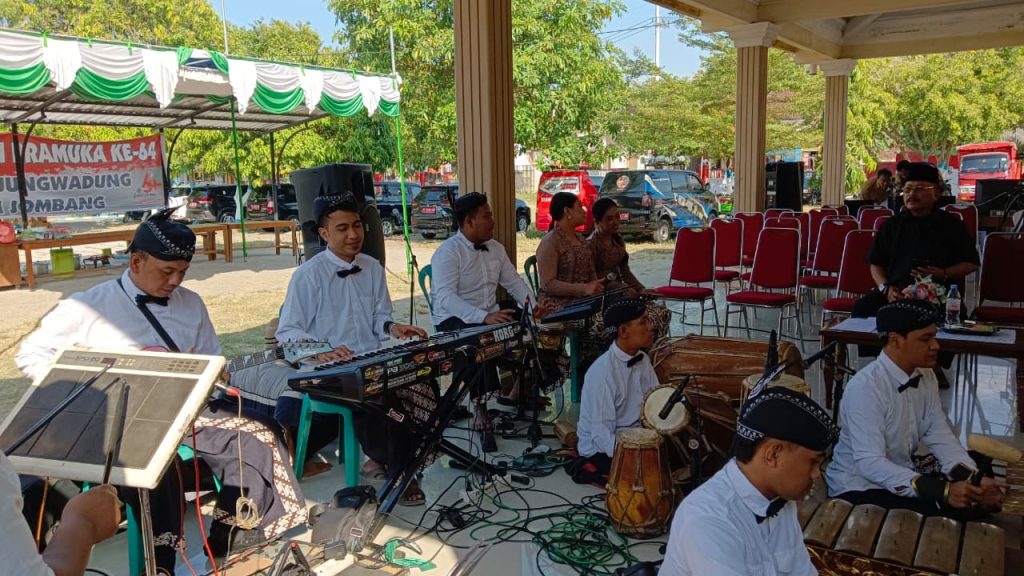 "Warung Pojok Kebon Rojo" di Desa Tanjung Wadung, Kecamatan Kabuh, Jombang, merujuk pada kegiatan dialog interaktif yang diselenggarakan oleh Pemerintah Kabupaten (Pemkab) Jombang pada 19 Agustus 2025. Ini bukan sebuah warung makan permanen, melainkan sebuah forum komunikasi yang diadakan di Balai Desa Tanjung Wadung.