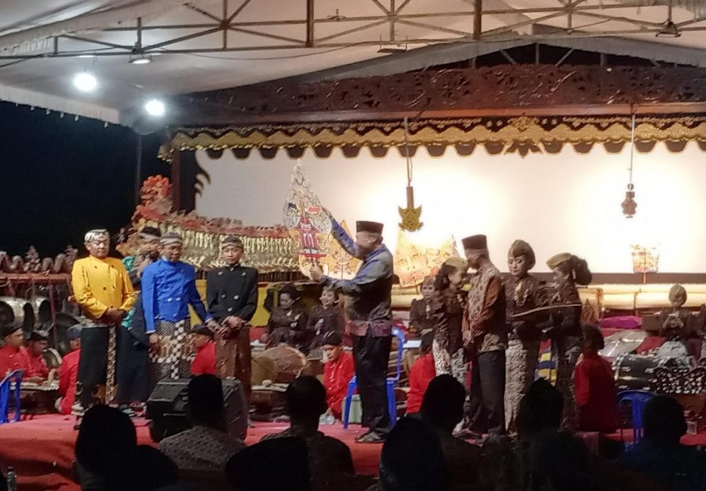 Pagelaran Wayang Kulit Spektakuler Empat Dalang Menuntaskan Satria Duksina Geni dalam Satu Malam