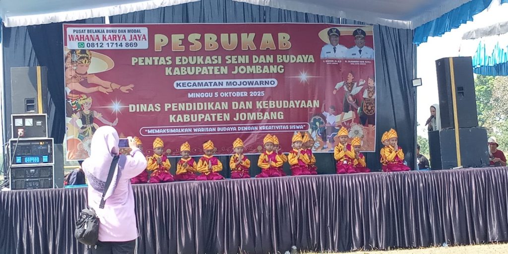 Tari Saman di Pentas Seni Pesbukab Kecamatan Mojowarno tanggal 5 Oktober 2025 