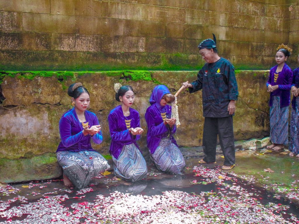 Tradisi Kungkum Sinden dan Jejak Airlangga di Situs Sendang Made Jombang