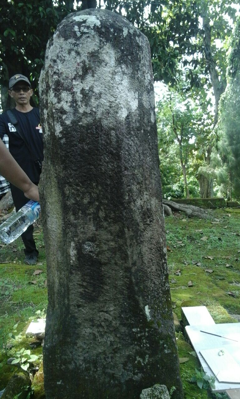 Barang bersejarah yoni miring