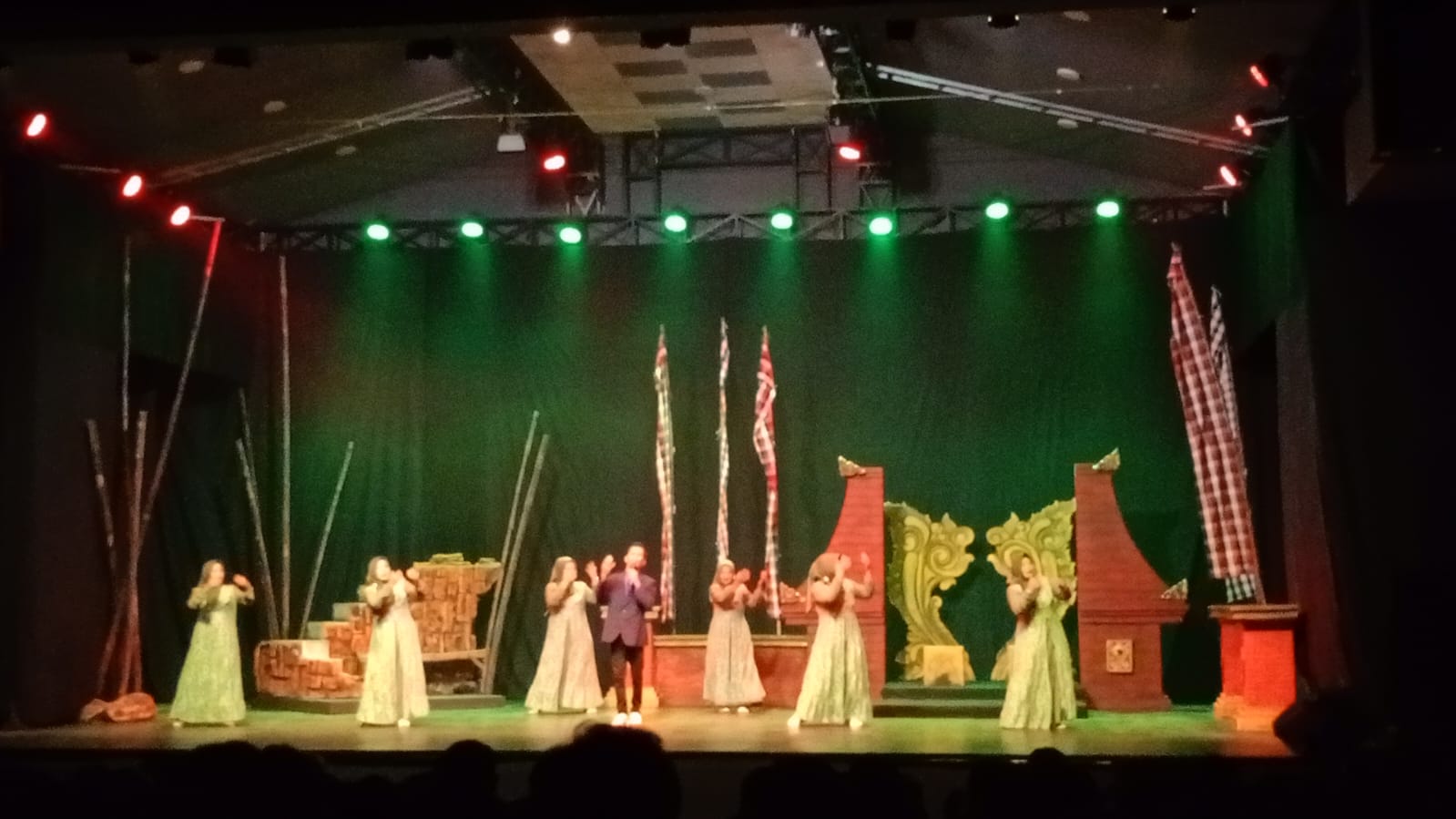 pementasan kesenian gambus misri bintang sembilan di gedung kesenian jombang (8)